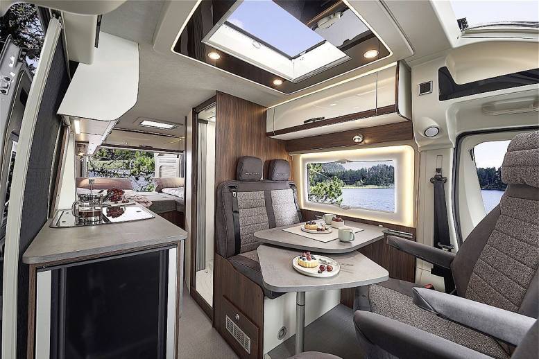 Tolles Raumgefühl dank SkyRoof® in geräumiger Halbdinette